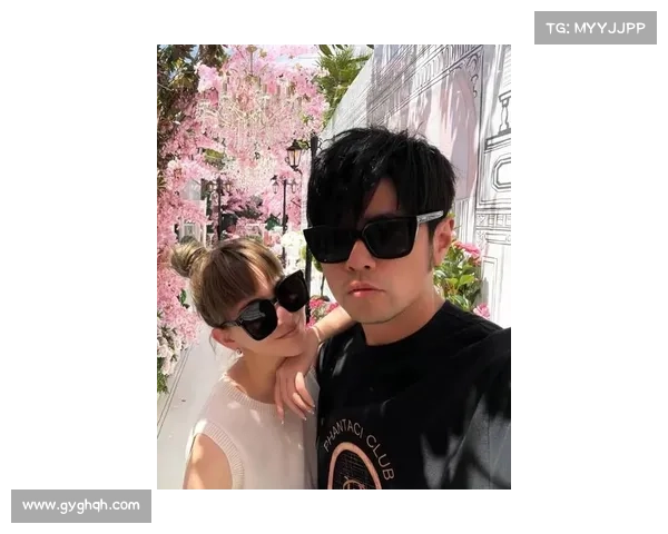 周杰伦昆凌亮相上海大师赛现场引热议 明星夫妻甜蜜同框吸引众人关注 周杰伦昆凌亮相上海大师赛现场引热议 明星夫妻甜蜜同框吸引众人关注